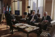 Als eine Schrift über Garrett Moore (Gregory Jbara, r.) veröffentlicht wird, haben NYPD-Chef Frank (Tom Selleck, l.) und Sid (Robert Clohessy, M.) mit einer äußerst unschönen PR-Krise zu kämpfen. Wird er sie rechtzeitig in den Griff bekommen oder wird Franks Ansehen für immer in den Dreck gezogen?