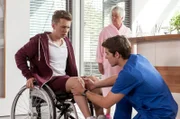 Der Teenager Moritz Konrad (Lukas Schust, l.) gibt dem Assistenzarzt Ben Ahlbeck (Philipp Danne, r.) Rätsel auf. Die Entzündung am Knie will einfach nicht verheilen.