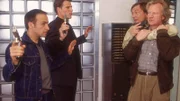 Semir (Erdogan Atalay, li.) und Tom (Rene Steinke, 2.v.li.) haben Kossack (Dietmar Mues, 2.v.re.) eine Falle gestellt, doch der nimmt plötzlich Pfeiffer (Klaus Wildermuth) als Geisel.