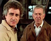 Quincy (Jack Klugman, r.) trifft in der ausgebrannten Polierwerkstatt auf seinen alten Freund Ted Locke (Rudy Solari).