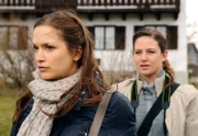 ARD STURM DER LIEBE FOLGE 1299, am Donnerstag um 15:10 Uhr im ERSTEN. Reporterin Linda Lindt (Gloria Nefzger, r.) stellt Eva (Uta Kargel, l.) eine verfängliche Frage.