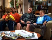 Damit Deacon (Victor Williams, li.), Doug (Kevin James, mi.) und Athur (Jerry Stiller, re.) nicht den ganzen Tag sinnlos herumlungern haben Kelly und Carrie eine Spielgruppe gegründet...