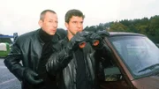 Schulte (Jens Peter Nünemann, re.) und Jakobsen (Johannes Hitzblech) beobachten wie Engelhardt in Richtung Autobahn fährt.