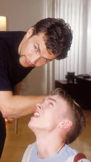 Dr. Schmidt (Matthias Paul, li.) hat Jochen (Jonas Mues) aufgespürt und entführt. Er verlangt die Herausgabe der CD, die Jochen seiner Freundin geschenkt hat...