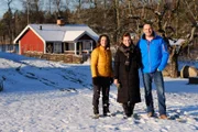 Auf und davon - SRF DOK Souvenirs Mona Vetsch auf Besuch bei den Schweden-Auswanderern der letzten Staffel.  Von links nach rechts:  Mona Vetsch, Sylvia und Markus Buob.