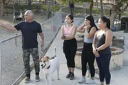 Cesar mit Nyla an der Leine spricht mit Kailee, Sophia und Megan im Hundepsychologiezentrum.