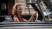 Monika (Sonja Gerhardt) sitzt in einem Auto mit offenem Verdeck.