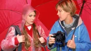 Im Gegensatz zu Claudia (Nora Binder, l.) genießt Alex (Wolke Hegenbarth) die Fotosession im Regen. Zwischen den Beiden kommt es zum Streit...
