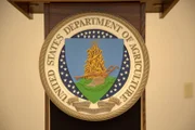 Ein Podium mit dem Symbol des US-Landwirtschaftsministeriums steht in der Mitte einer K9-Abschlussfeier in Atlanta, Ga. (National Geographic for Disney)