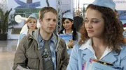 Vor Svenjas gerührten Kolleginnen Simone (Juliette Menke, hi.li.) und Pia (Collien Fernandes, hi.re.) gesteht Sturmi (Oliver Pocher) Svenja (Oona Devi Lieblich) seine Liebe.