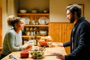 Dr. Claire Browne (Antonia Thomas) und Dash Snyder (John Patrick Amedori)
