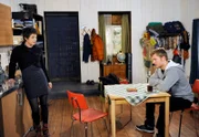 ARD ROTE ROSEN FOLGE 1461, Ariane (Alexandra Horn, l.) erzählt Robin (Niklas Osterloh, r.), dass sie ein schlechtes Gewissen hat, weil sie lieber Schuhdesigner werden will und deshalb die Werkstatt ihres Onkels nicht übernehmen wird.