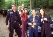 Die Kollegen und das SEK treffen am Landhaus ein, in dem Tom gefangen gehalten wird, und besprechen die Lage (v.li.: Holger Feh, Dietmar Huhn, Gottfried Vollmer, Carina Wiese, Erdogan Atalay, Charlotte Schwab).