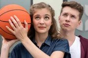 Was hat Moritz (Lukas Schust, r.) vor seinem Schwarm Josie (Rosmarie Röse, l.) zu verbergen?