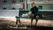 Weil Eva (Emila Schüle) gegen ihren Mann aufbegehrt, landet sie auf der Straße.
