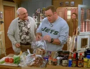 Onkel Stu (Gavin MacLedd, li.) wird von seinem Sohn Danny (Gary Valentine, re.) abgeholt. Weil er keine Zeit mehr hat, das Sandwich von Doug (Kevin James, mi.) zu essen, bittet er ihn es einzupacken...