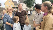 Justine (li.), Christian und die beiden Söhne können den Einzug in ihr neues Zuhase gar nicht mehr erwarten. Die Experten John Kosmalla (2.v.re.) und Eva Brenner (re.) freuen sich mit der Familie