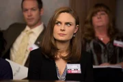 Brennan (Emily Deschanel) stellt bei einem äußerst medienwirksamen Prozess gegen den Ex-Fußballer Peter Kidman ihre Kompetenz als Geschworene unter Beweis.