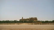 Alexander der Große versteht es, die Ägypter für sich zu gewinnen. Dafür tritt er 331 vor Christus eine beschwerliche Reise zur Oase Siwa in der Sahara an. Die Oase Siwa gehört zu den drei bedeutendsten Orakelstätten des Alten Ägypten.
