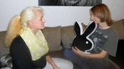 Tauschmutter Yvonne (li.) und Tomasz unterhalten sich auf der Couch