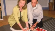 Noch amüsieren sich Anke (Maren Kroymann) und Hendrik (Gottfried Vollmer, re.) beim Monopolyspiel, doch schon bald soll es wegen der "Villa Massimo" Streit geben...