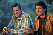 Ein Campingausflug der Familie Heck endet in Streitereien und versetzen Mike (Neil Flynn, l.) und Frankie zurück in die Vergangenheit, als ihre Flitterwochen durch Nicky Kohlbrenner (Ray Romano, r.), Mikes altem Schulfreund, auf den Kopf gestellt worden waren ...