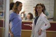 Nach einem Busunfall werden viele ältere Menschen in die Notaufnahme eingeliefert. Ein Kampf auf Leben und Tod beginnt: Jo (Camilla Luddington, l.) und Amelia (Caterina Scorsone, r.) ...