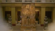 Auf die Größe kommt es an: Königin Teje ist in dieser kolossalen Statue gleichgroß wie ihr Ehemann Amenhotep III. dargestellt. Die Statue zeigt, dassKönigin Teje nicht nur Ehefrau, sondern mitregentin war.