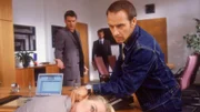 Tom (René Steinke) und Semir (Erdogan Atalay) finden die tote Staatsanwältin Regine Wolf (Susanne Bentzien).