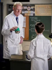 Ed Begley Jr. (Dr. Linkletter), Iain Armitage (Sheldon Cooper).