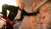 Matti muß als nächstes den Mauerdurchbruch vornehmen.