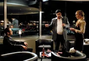 Tony Wang (Chike Chan, links) trifft sich mit dem Geschäftsmann Shavkat Nazarov (Kida Khodr Ramadan) im Flughafenrestaurant. Rechts: Airport-Kellnerin Sylvia (Katharina Heyer).