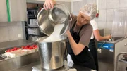 Lena wiegt die Zutaten für das Eis ab.