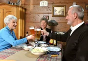 ARD STURM DER LIEBE FOLGE 1299, am Donnerstag um 15:10 Uhr im ERSTEN. Alfons (Sepp Schauer, r.) wird von Käthe (Luise Deschauer, l.) und Hildegard (Antje Hagen, M.) umschmeichelt.