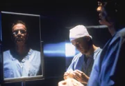 Dr. Jack Franklin (Richard Beymer, r.)