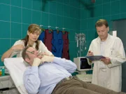 Dr. Roland Heilmann (Thomas Rühmann) und Schwester Yvonne (Maren Gilzer) haben Mühe, Fritz Bertram (Heinrich Schafmeister) zu behandeln.