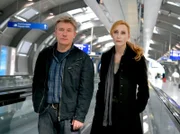 NDR Fernsehen TATORT, "Der tote Chinese". Im Fall des getöteten Chinesen Tony Wang ermitteln die Kommissare Charlotte Sänger (Andrea Sawatzki) und Fritz Dellwo (Jörg Schüttauf) am Frankfurter Flughafen.
