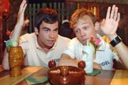 David (Mathis Künzler, l.) und Jürgen (Oliver Bokern, r.) führen in der "Tiki Bar" Männergespräche über Frauen.