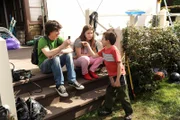 Die letzten Schultage vor den Sommerferien stehen an und für die Heck-Geschwister gibt es viel zu tun: Brick (Atticus Shaffer, r.) muss ein Tagebuch mit all seinen Erlebnissen des Jahres schreiben, Sue (Eden Sher, M.) versucht zu beweisen, dass sie absolut keine Fehlzeiten während der Schulzeit hatte und Axl (Charlie McDermott, l.) tut gezwungenermaßen etwas für das Gemeinwohl ...