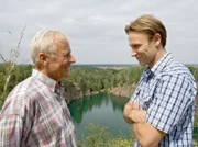 Martin Stein (Bernhard Bettermann, rechts) und Otto Stein (Rolf Becker), die jedes Jahr am Todestag von Martins Mutter gemeinsam etwas unternehmen, fahren diesmal in die Walachei zelten.
