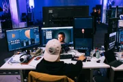 Mithilfe von Motion-Tracking-Technik wird die Quelle „Michael“ in einen Avatar verwandelt: Ein Schauspieler leiht dem Avatar seine Mimik, ein Synchronsprecher seine Stimme. Das Ergebnis: Die animierte Quelle kann in einem nachgestellten Interviewsetting befragt werden und führt virtuell an die Orte seiner „Neonazi-Geständnisse“.