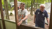 Achim ist Dauercamper und angelt so oft es geht am Bergwitzsee. Heute räumt er mit einem Anglerfreund einen alten Bungalow aus. Der soll das neue Heim für ihren Anglerverein werden.