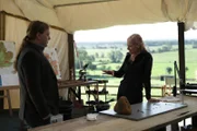 Alice Roberts (r.)