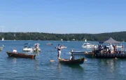 Boote sammeln sich auf dem Starnberger See zum Fischerstechen.