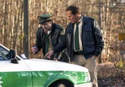 Hubert (Christian Tramitz, rechts) und Staller (Helmfried von Lüttichau) grenzen den Tatort ein. Hubert (Christian Tramitz, rechts) und Staller (Helmfried von Lüttichau) grenzen den Tatort ein.