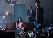 Clarice Starling (Rebecca Breeds, l.); Tyson Conway (Douglas Smith, 3.v.l.)