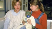 Alex' (Wolke Hegenbarth, li.) Freundin Claudia (Nora Binder), die bei ihrem Besuch kurzerhand zum Babysitter ernannt wurde, hat das Baby in ein grünes Monster verwandelt...