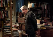 Der pensionierte Kommissar Van Veeteren (Sven Wollter) führt nun ein Antiquariat.