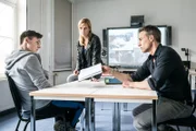 Patrick Ritter (Rick Okon, l.), Ina Zimmermann (Melanie Marschke, M.) und Jan Maybach (Marco Girnth, r.).