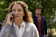 Der Psychologe Paul Winter hört mit: Oona Devi Liebicher als Minou Salem, Christoph Schechinger als Paul Winter.